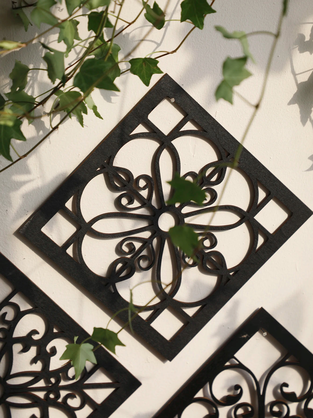 Composition des 4 pièces hexagonales et carrées sur un mur