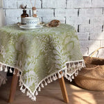 nappe verte feuilles stylisées broderie fine tassellets blancs restaurant pique nique mariage printemps
