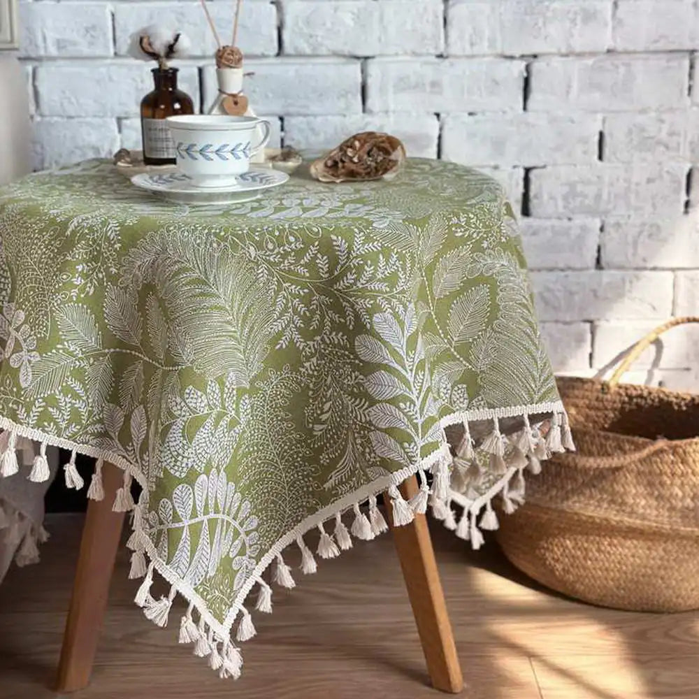 nappe verte feuilles stylisées broderie fine tassellets blancs restaurant pique nique mariage printemps