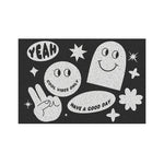 Une image stylisée en noir et blanc contenant divers éléments graphiques positifs, tels que des symboles souriants, des étoiles et des fleurs, avec des messages encourageants comme "Cool vibes only" et "Have a good day".
