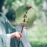 éventail traditionnel classique élégant papier fin motifs floraux poignée bois tassel rouge vert clair