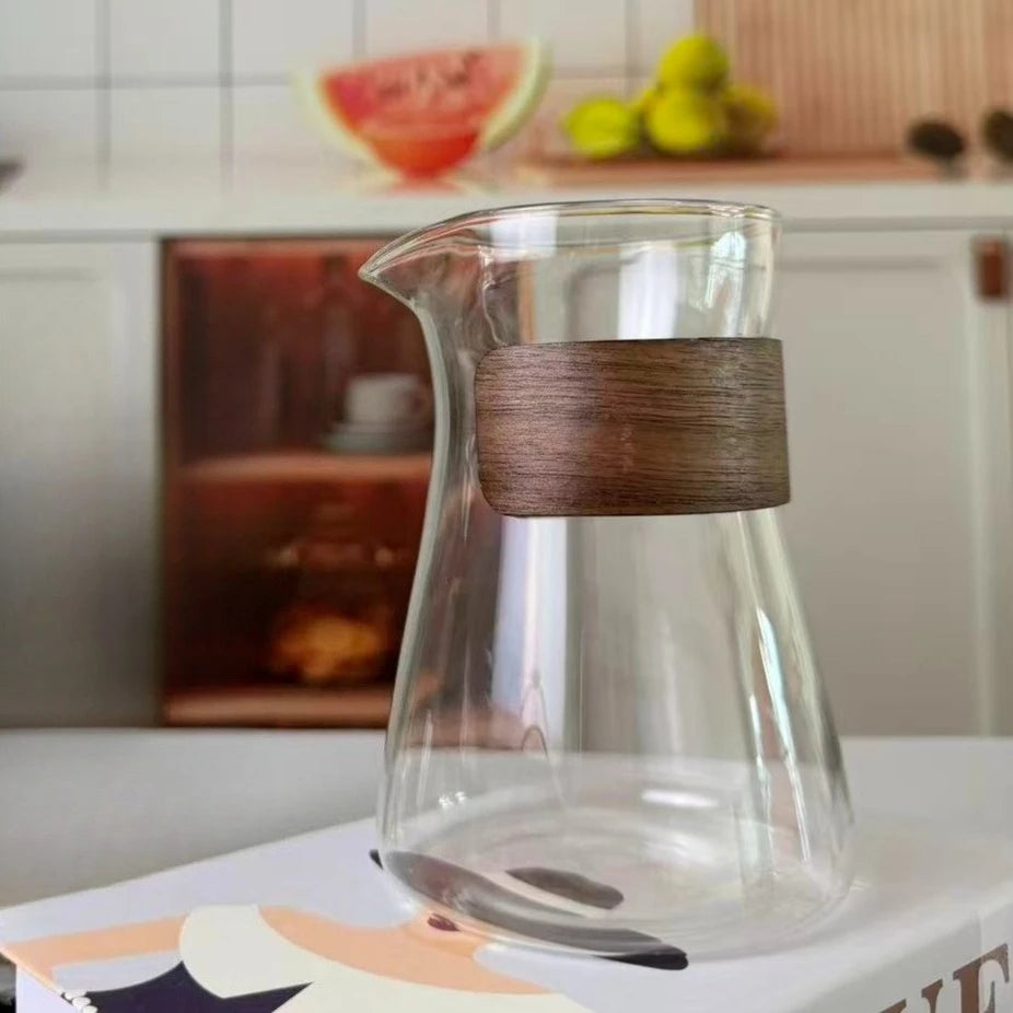 carafe thé verre texture bois moderne marron clair tasses plateau bois