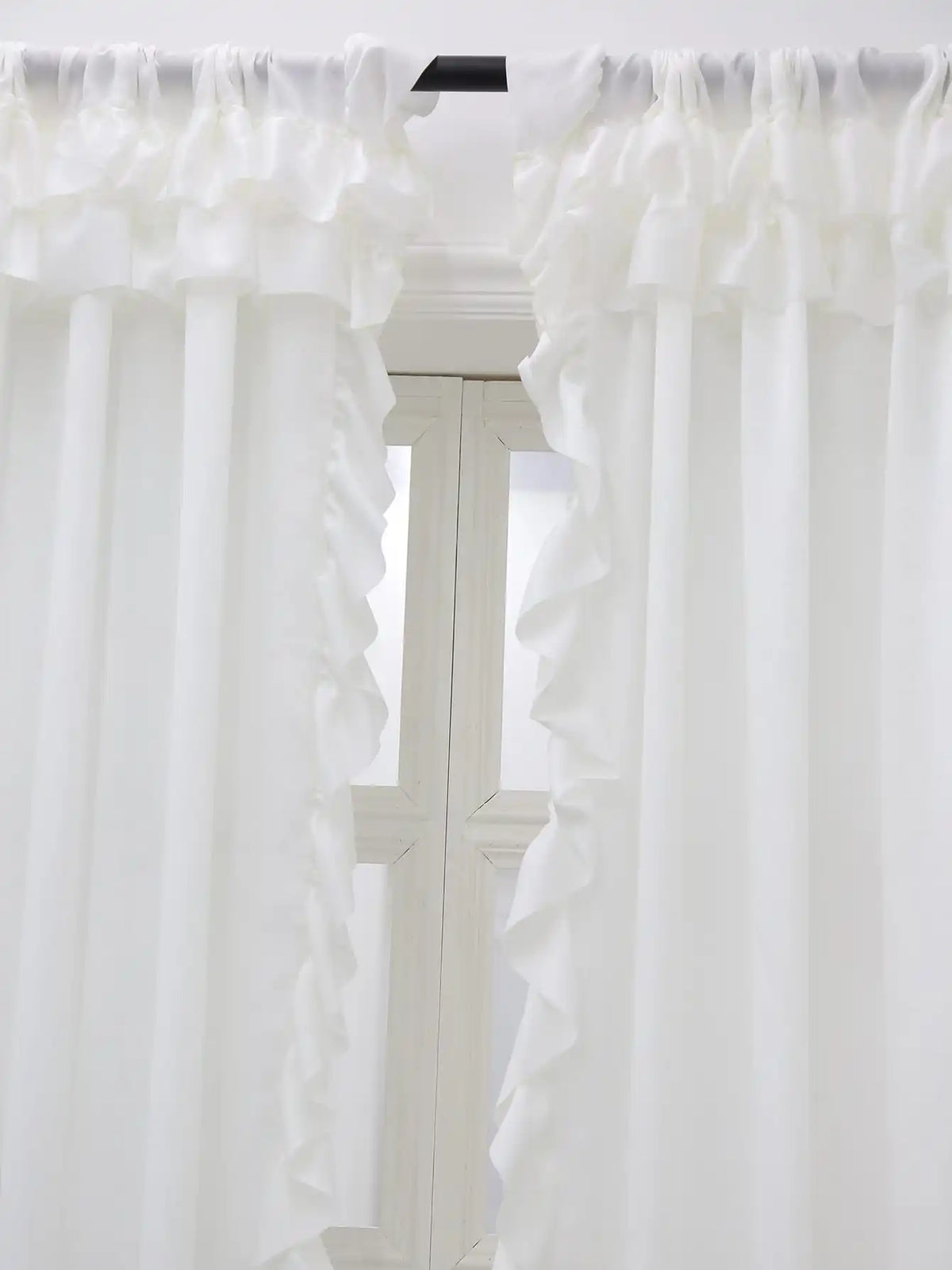 Rideau double blanc sur fenêtre plate avec ouverture bipartite