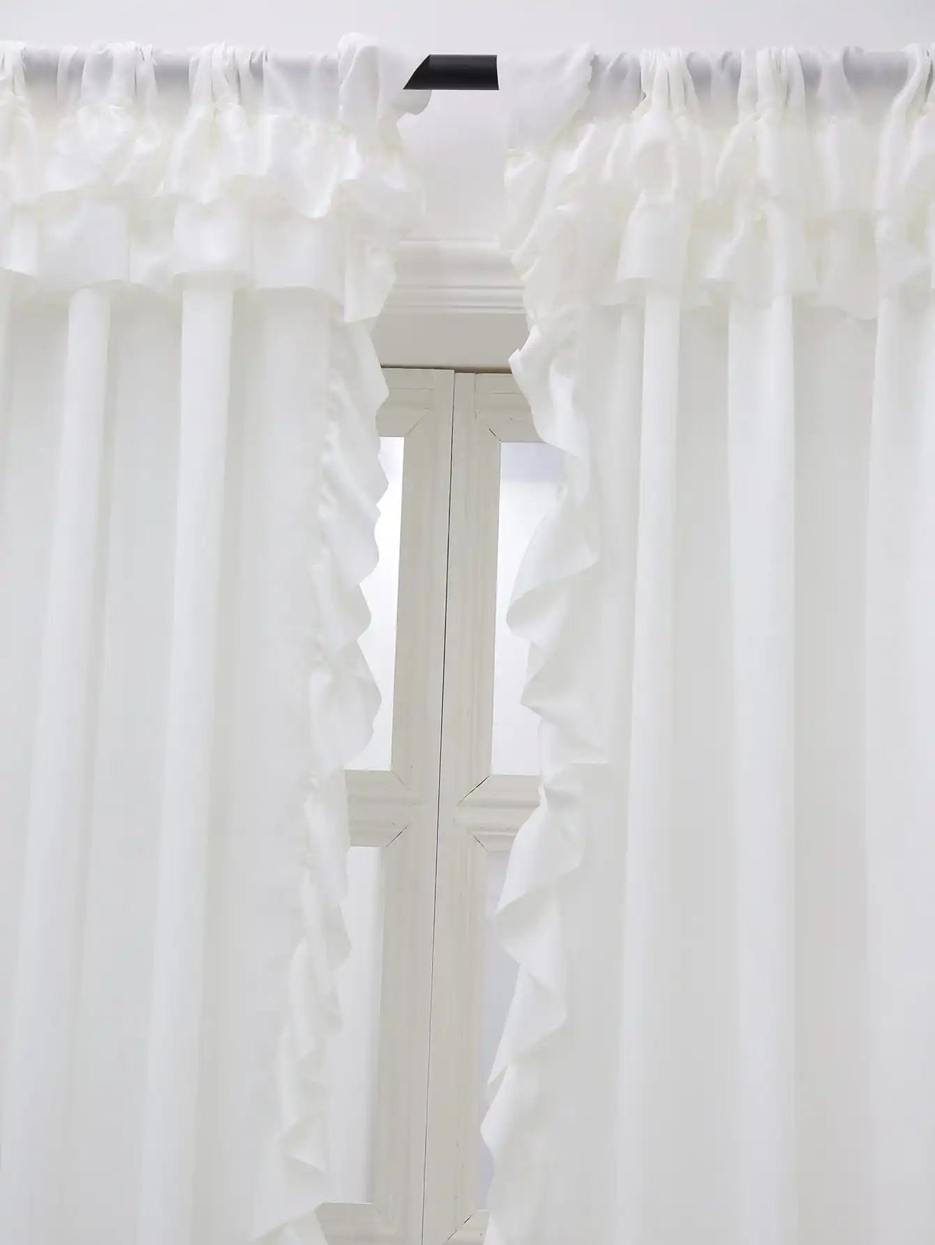 Rideau double blanc sur fenêtre plate avec ouverture bipartite