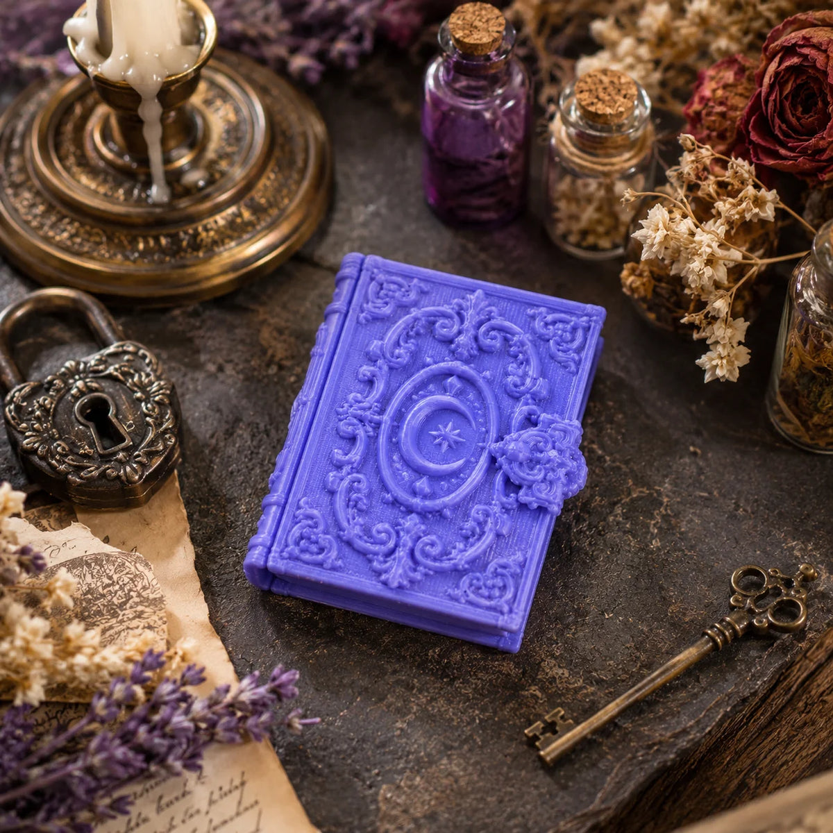 accessoires décoration miniature livre violet motifs floraux ancien magique bougies chandeliers parchemins vieux papiers