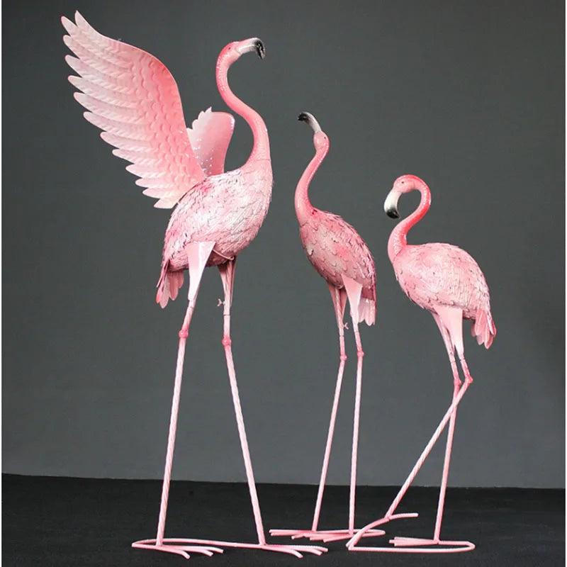 statues oiseaux rose réaliste métal brillant jardin extérieur stylisé grille sol haute
