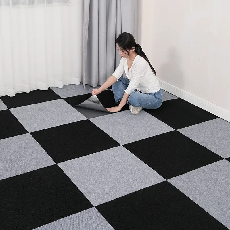 tapis auto adhésif carreaux géométriques moderne noir gris clair sol intérieur 30x30cm pack 40