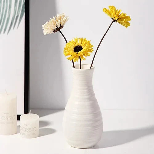 vases blancs modernes rayures horizontales rose pâle vert clair décoration intérieure minimalistes