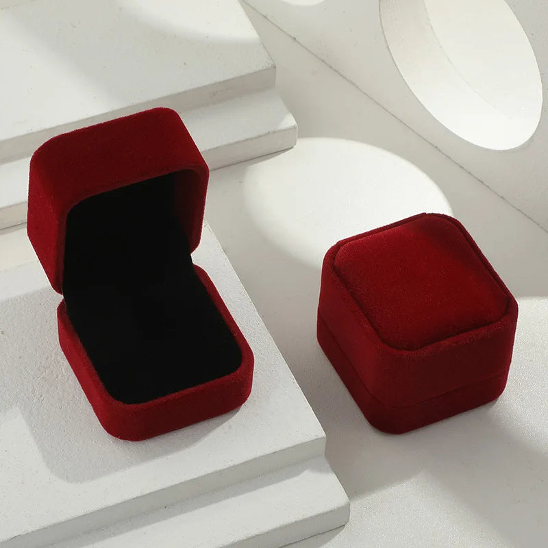 boîtes rangement velours rouges violettes roses grises noires bleues bijoux bague mariage saint valentin