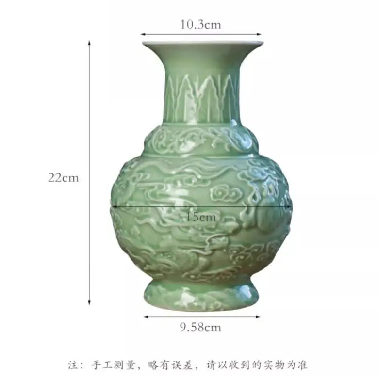 Vase décoratif en céramique de couleur vert pâle orné de motifs floraux sculptés, mesurant 22 cm de haut et 10,3 cm de large.