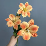 décoration intérieure moderne bouquet fleurs artificielles tulipes blanc orange marron anniversaire mariage
