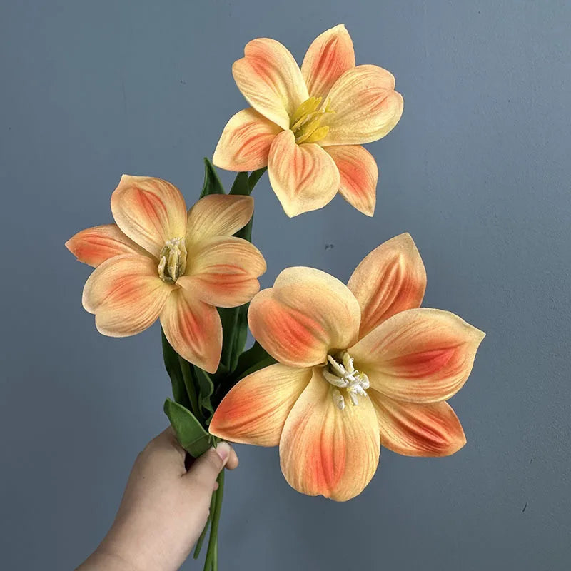 décoration intérieure moderne bouquet fleurs artificielles tulipes blanc orange marron anniversaire mariage