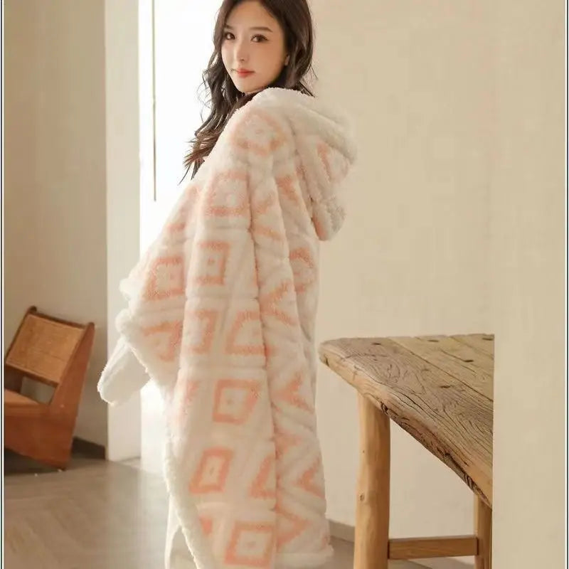 Une jeune femme au look élégant et sophistiqué, portant un manteau de fourrure blanc avec des motifs graphiques délicats qui lui donnent une allure chic et tendance.