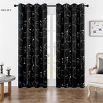 Rideau noir avec motifs circulaires blancs suspendu sur une baie vitrée, dans un salon lumineux au sol en bois.