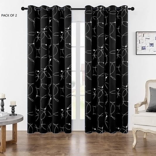 Rideau noir avec motifs circulaires blancs suspendu sur une baie vitrée, dans un salon lumineux au sol en bois.