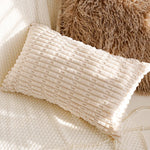 housse coussin décorative motif floral beige marron texture douce canapé lit salon moderne élégant