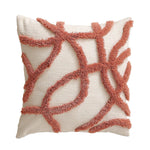 Coussin décoratif avec motif de corail rouge stylisé sur fond beige.