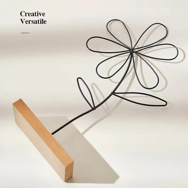 décoration intérieure sculpture métal fleur stylisée minimaliste noir base bois salon entrée