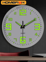 horloge murale moderne fond noir cadres blancs aiguilles vert fluo números blancos lignes blanches