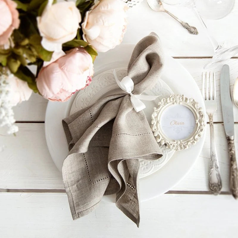 serviettes lin brodées beige blanches classiques dentelées table dîner mariage fête