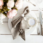 serviettes lin brodées beige blanches classiques dentelées table dîner mariage fête