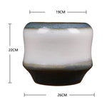 Vase en céramique design moderne de forme ovoïde aux couleurs nuancées noir, gris et blanc.