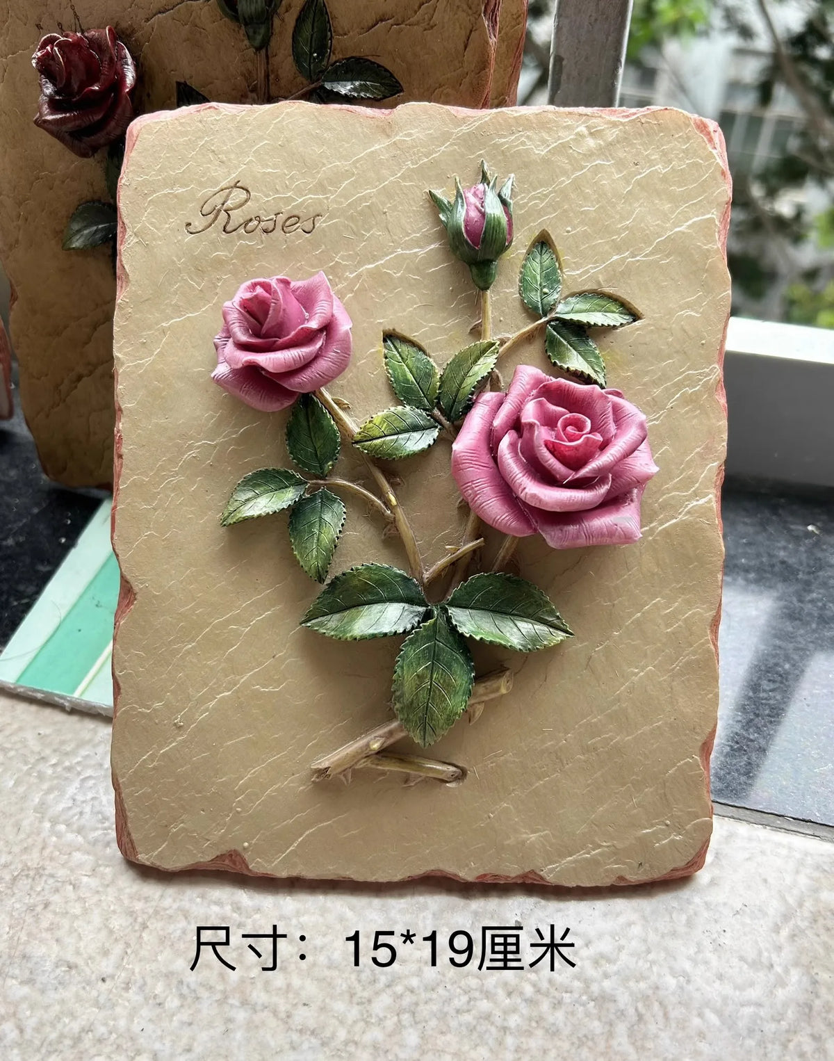 décoration murale plaque artisanale fleurs relief rose vert beige clips métalliquesintérieur chambre