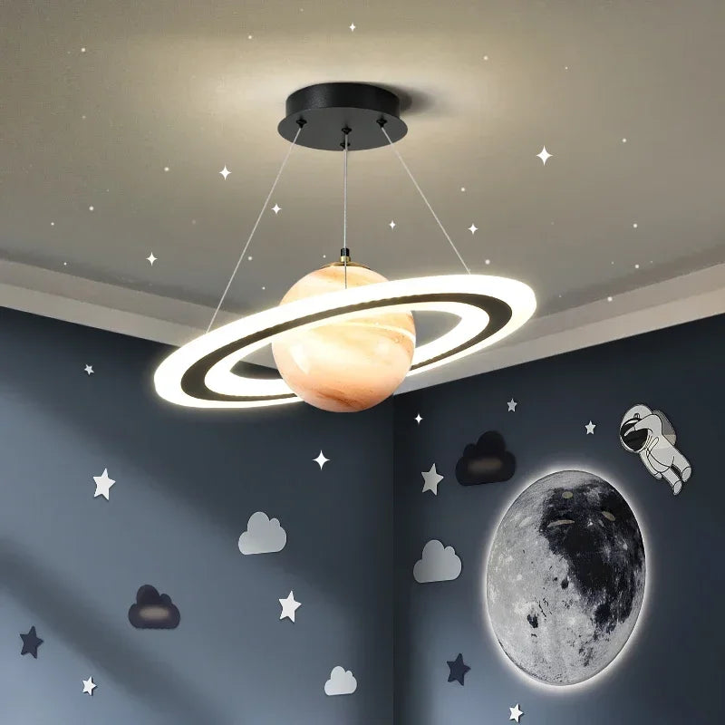 Suspension lumineuse planète marbrée étoiles nuages astronautes décoration chambre thème spatial moderne