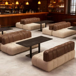 canapé modulable marron clair cuir moderne table noire tabourets noirs meuble salon minimaliste