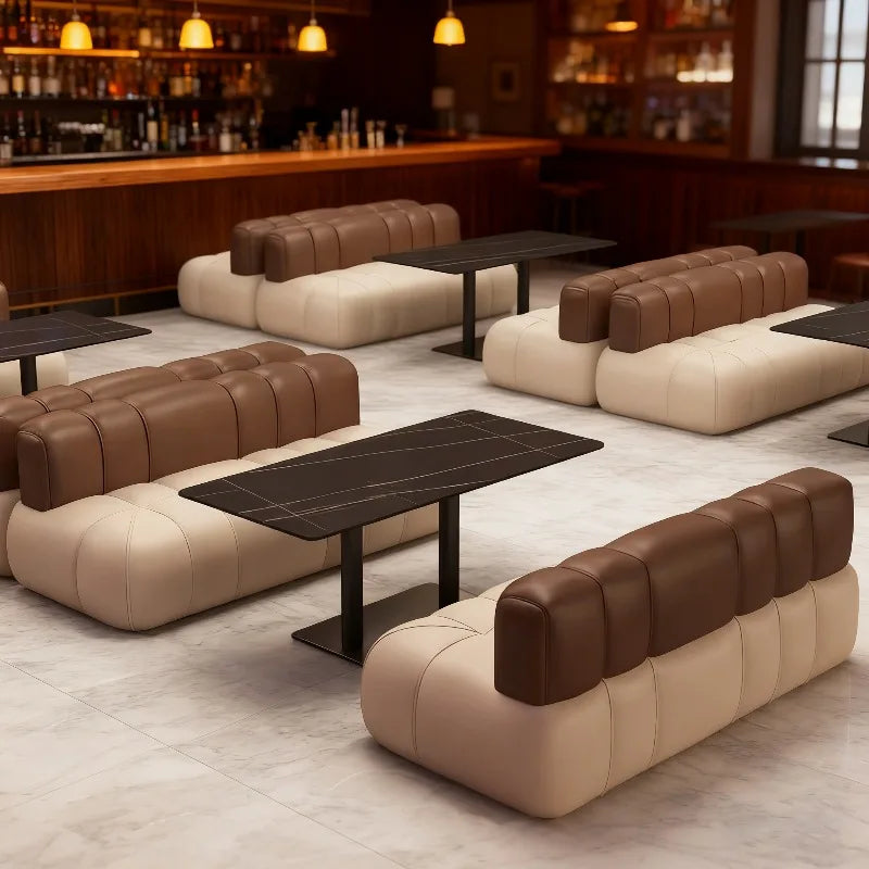 canapé modulable marron clair cuir moderne table noire tabourets noirs meuble salon minimaliste