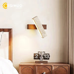 lampe murale moderne bois texture granulaire beige brun clair interrupteur câble opacité minimaliste chambre