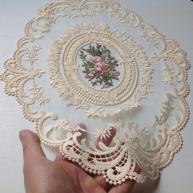 serviette table vintage broderie florale dentelle beige clair classique romantique respectueux environnement table élégante