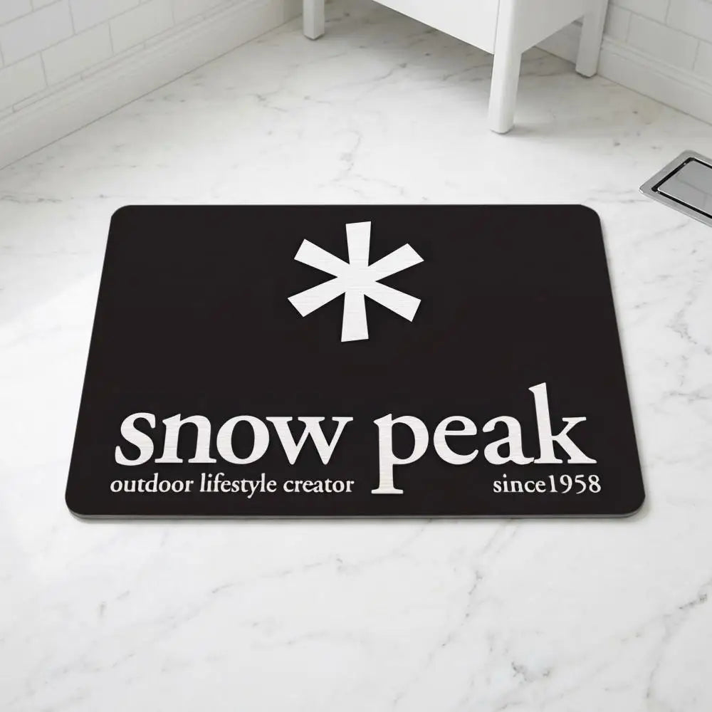 tapis sol noir logo snow peak minimaliste antidérapant bain moderne camping usage