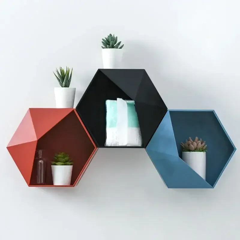 Étagère murale hexagonale gris clair avec figurine