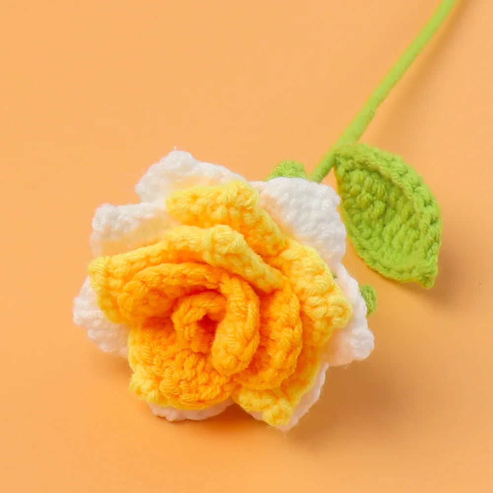 fleurs artificielles tricotées violet rose blanc jaune vert finement crochetées décoration intérieure artisanal