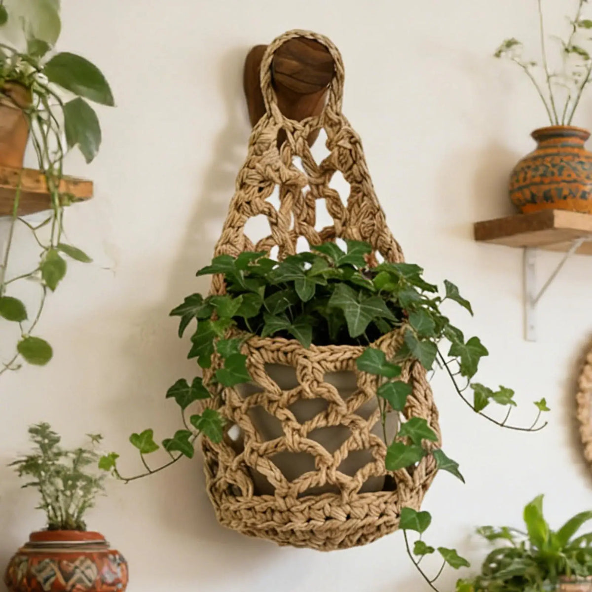 panier suspendu boho tissé main motif géométrique beige clair annuaire métalintérieurcoration