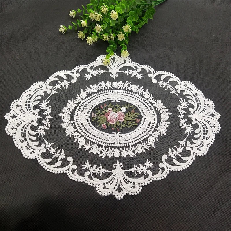 serviettes table brodées florales vintage blanc cassé tissu dentelle classique