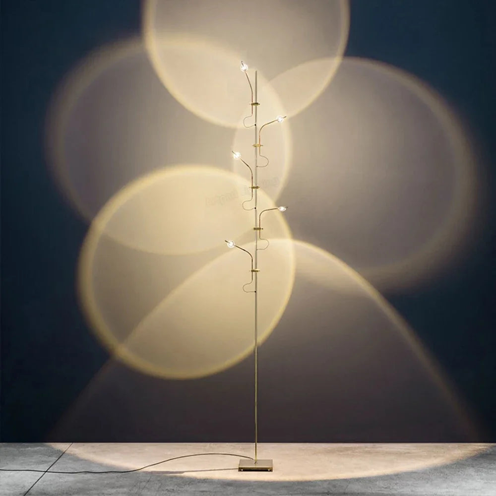 Lampadaire design italien allumé dans un salon contemporain