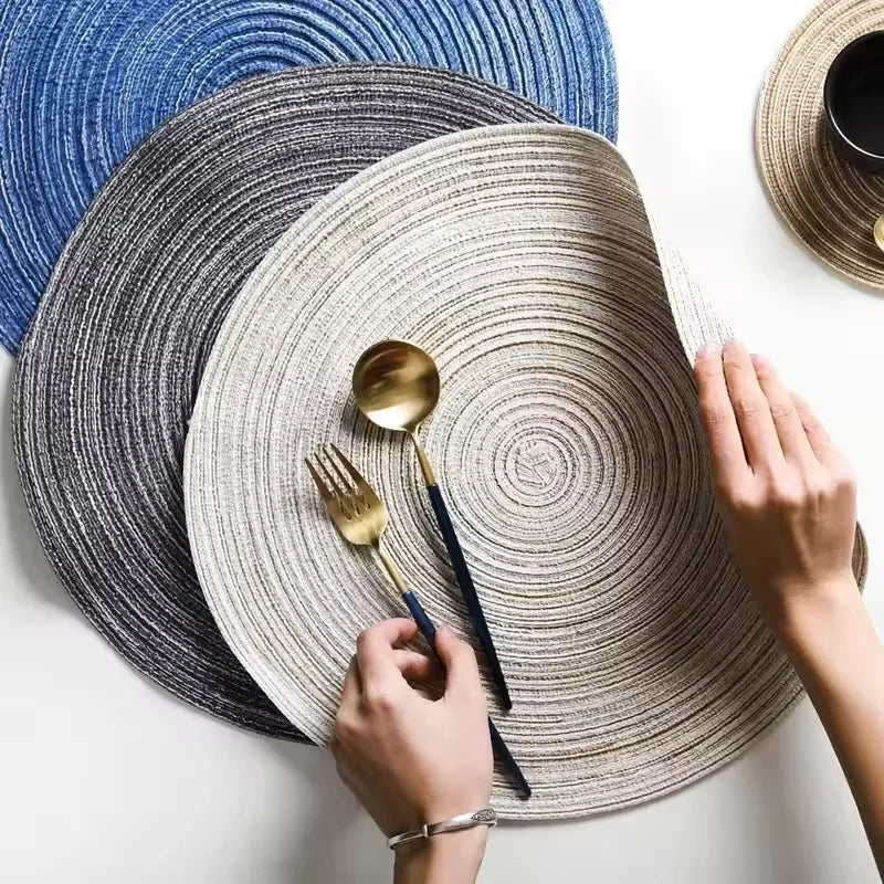 placemat moderne rustique spirale tissé bleu gris beige assiettes fourchettes verres