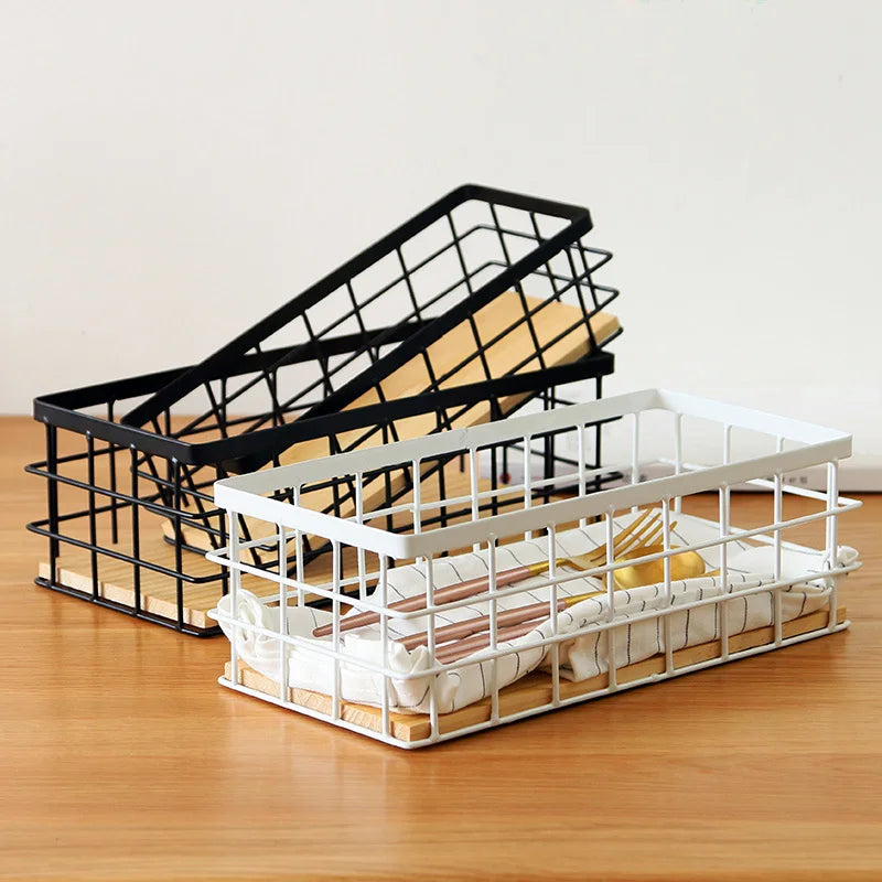 paniers rangement métal noir blanc maille moderne tissu beige cuillère fourchette plante artificielle bouteille