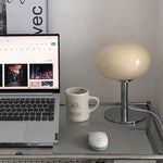 lampe table moderne minimaliste rose pâle beige clair verre dépoli pied métallique base métallique