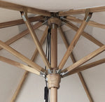parasol extérieur moderne bohème 250cm diamètre franges macramé pompons tressage ajouré opaque bois clair