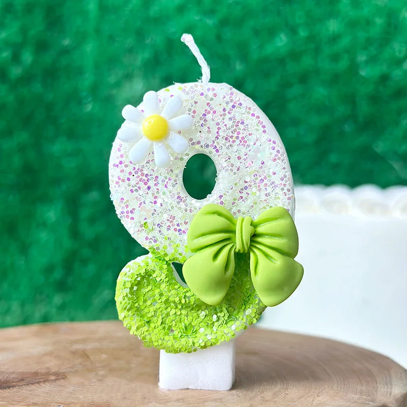bougies anniversaire fleurs blanches jaunes ruban vert décor enfant paillettes multicolores festives gâteau