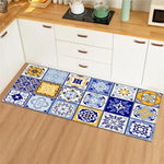 Un tapis de cuisine multicolore et fleuri décore le sol de cette cuisine moderne et minimaliste.