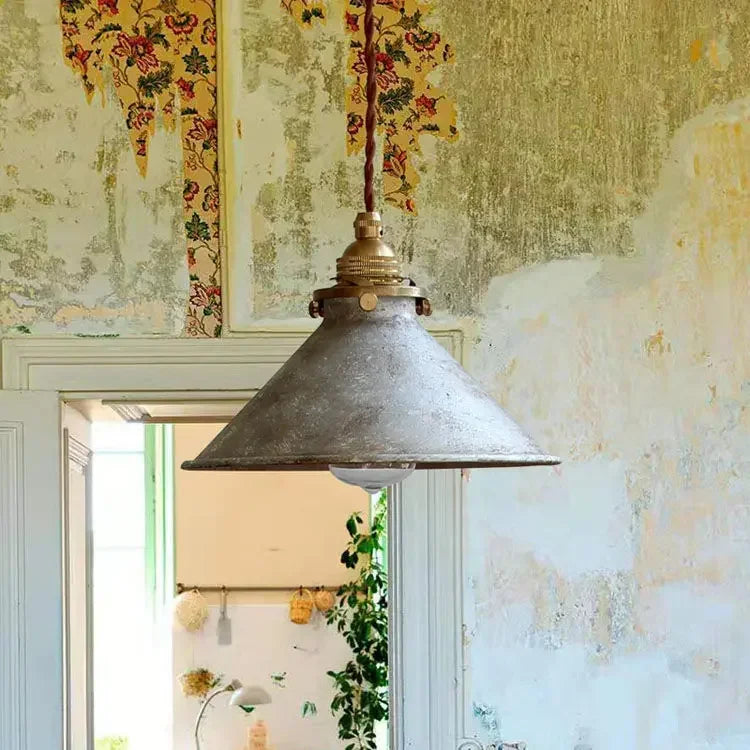 Suspension luminaire loft dans un salon avec décoration industrielle