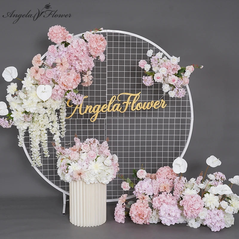 Décoration mariage arche florale bouquet blancs roses extérieur classique