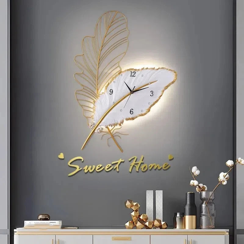 Détail des motifs plumes sur l'horloge murale