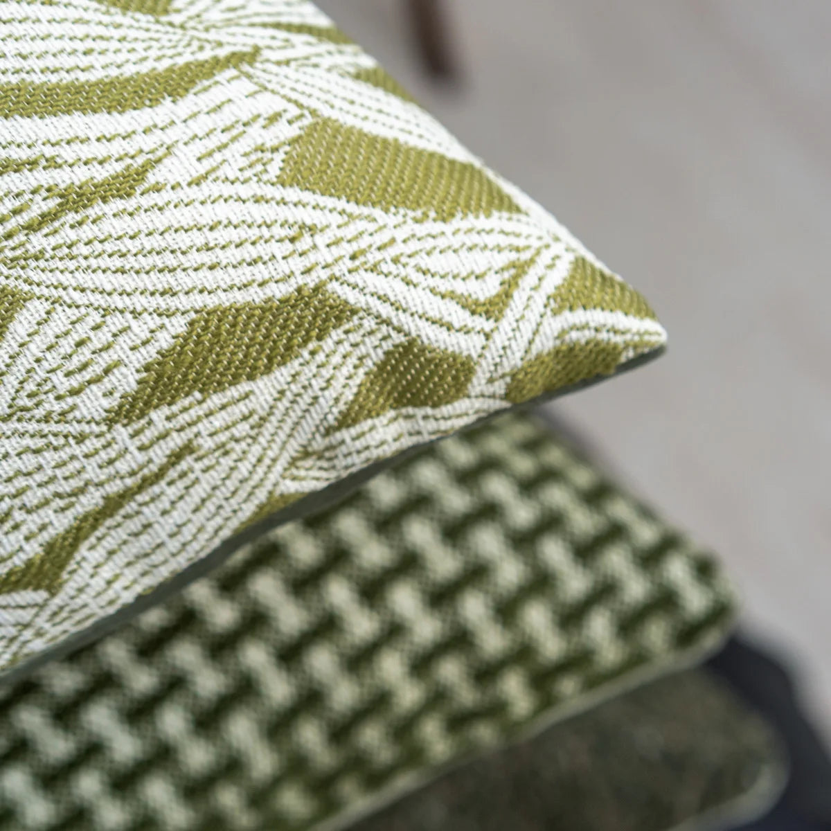 coussin deco vert olive motif floral moderne polyester jacquard adhesif 45x45cm 30x50cm