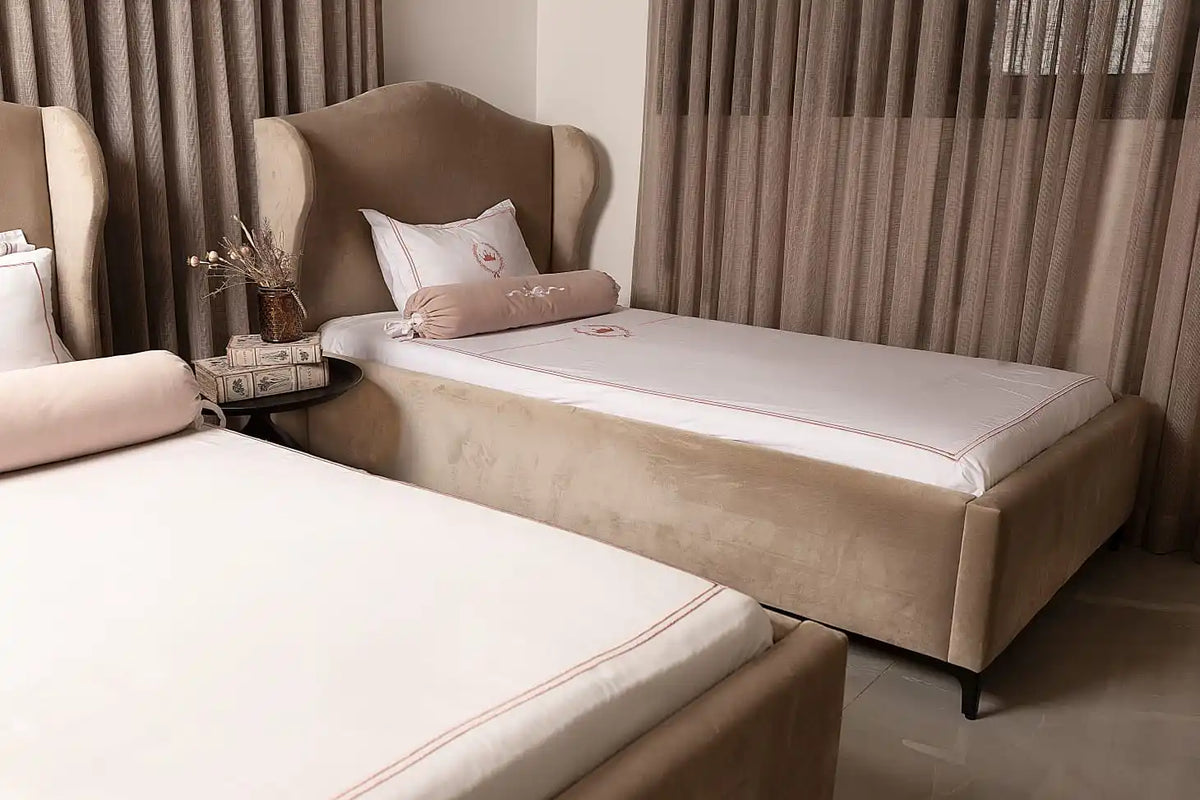 draps coton brodés couronne élégants oreillers couette literie chambre blanc motifs floraux