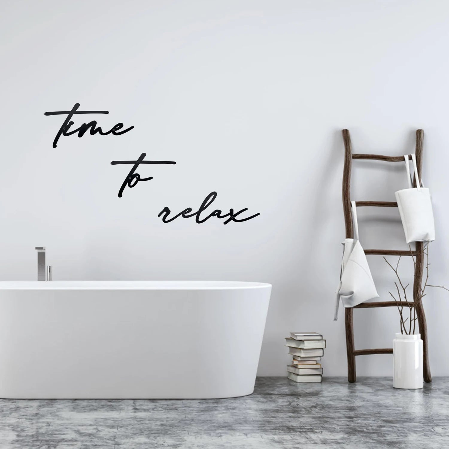 Panneau mural métal noir 'Heure de relaxation' dans une salle de bain moderne